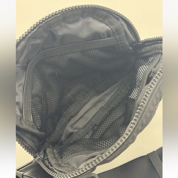 Gaiam Yoga Sidekick Waist Pack Belt Waist Bag All Black crossbody Purse Logo EUC - Picture 6 of 7